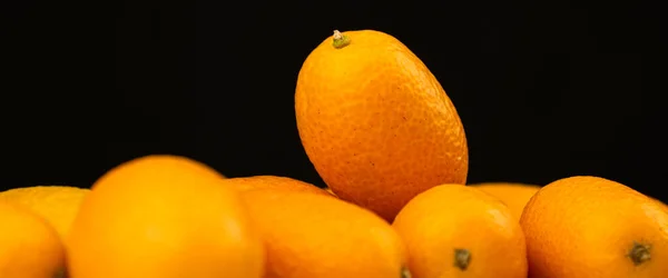 Banner Kumquat Frische Zitrusfrüchte Auf Schwarzem Hintergrund Cumquat Gesunde Ernährung — Stockfoto