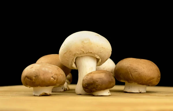 Cogumelos Champignon Uma Placa Madeira Fundo Preto Foto Conceito Ingrediente — Fotografia de Stock