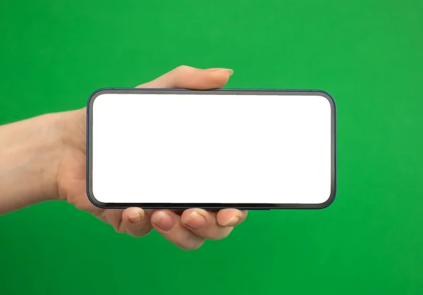 Person Som Håller Mobiltelefon Mockup Skärm Horisontellt Grön Bakgrund Kopiera — Stockfoto