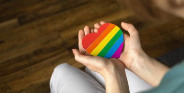 Banner, LGBT gökkuşağı sembollü eller. Renkli kalp kapakçığı. LGBTQ, lezbiyen ve eşcinsel hakları, gurur ayı ve hoşgörü fotoğrafı