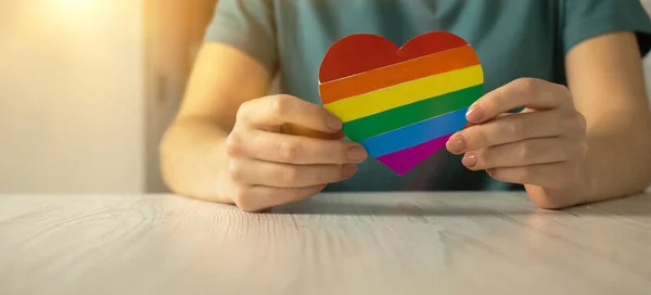 Las Manos Con Bandera Color Arco Iris Forma Corazón Símbolo — Foto de Stock