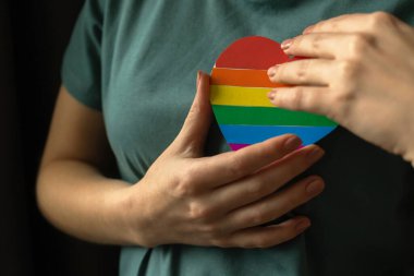 LGBT gökkuşağı kalpli eller. LGBTQ çalışanlarının konsept fotoğrafı, gay gururu, LGBT hakları