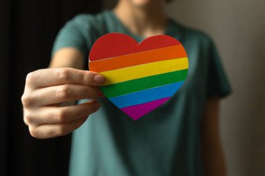 Kalbi LGBT gökkuşağı renginde tutan genç kız. Gurur ayı, gey ve lezbiyen toleransı geçmişi kabul ediyor 