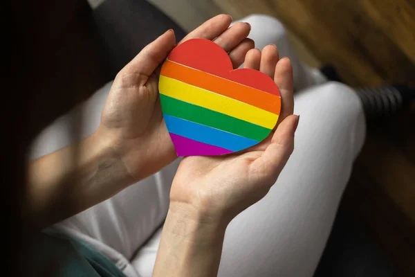 Lgbt Community Hintergrund Mit Kopierraum Mädchenhand Mit Herzförmiger Lgbt Regenbogenfahne — Stockfoto