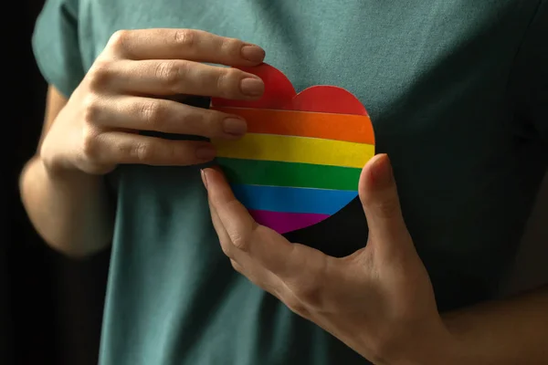 Руки Радужным Сердцем Лгбт Лгбтк Цена Месяц Фон Концепция Гомосексуальности — стоковое фото