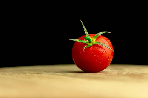 검은색 의나무 판위에 토마토 — 스톡 사진