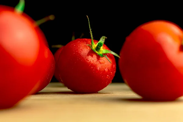 Pomidory Wiśniowe Drewnianej Desce Krojenia Widok Bliska Pomidory — Zdjęcie stockowe