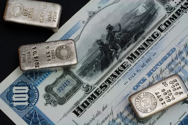 Оригінальна homestake гірничодобувної компанії фондовий сертифікат і срібних злитків з шахти — стокове фото