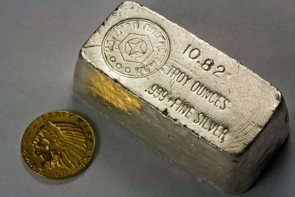 Old Silver Bullion Bar e moeda de ouro — Fotografia de Stock