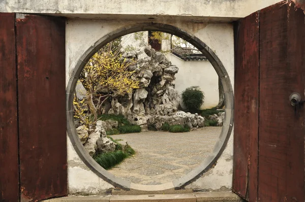 月門、蘇州、中国を通して見た網師園のマスター ストック写真