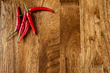 Ahşap masada kırmızı serin arka plan.