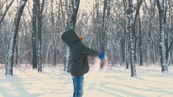 Niño Sonriente Jugando Con Nieve Aire Libre Chico Divirtiéndose Parque — Vídeos de Stock