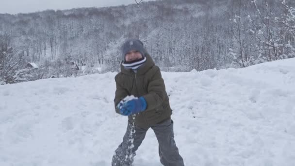 Усміхнені Діти Грають Снігом Відкритому Повітрі Хлопчик Розважається Зимовому Парку — стокове відео