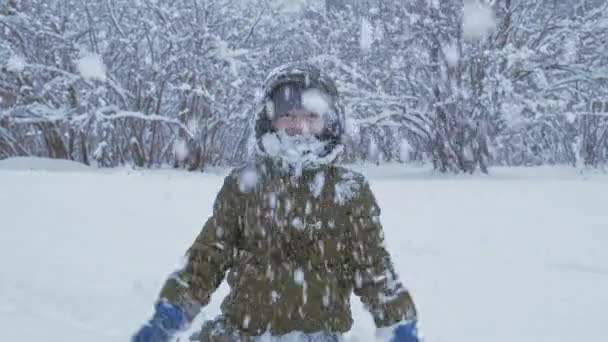 Портрет Улыбающегося Ребенка Играющего Снегом Открытом Воздухе Закрыть Мальчика Развлекающегося — стоковое видео