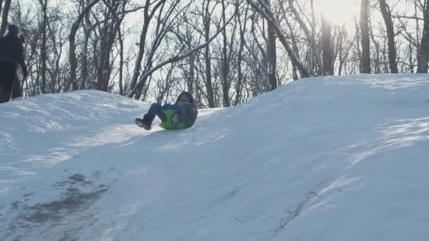 Усміхнені Діти Грають Снігом Відкритому Повітрі Хлопчик Розважається Зимовому Парку — стокове відео