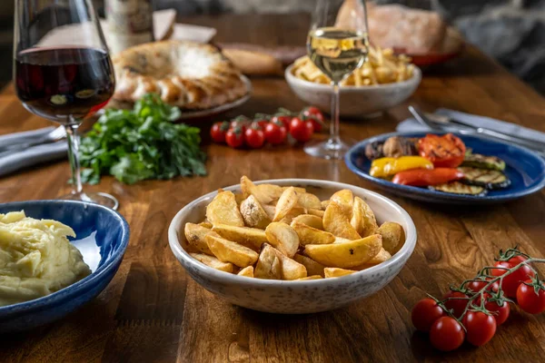 Kirazlı domatesle servis edilen patates kızartması..