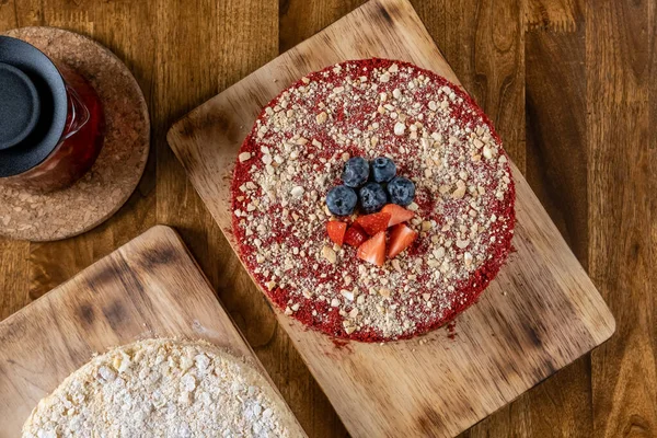 Ev yapımı yabanmersinli lezzetli cheesecake ve ahşap arka planda taze böğürtlen. Arkadaşlarla ve ailenle bir fincan çayla iyi akşamlar. Restoranda akşam yemeği. Kutlama partisi, yıldönümü