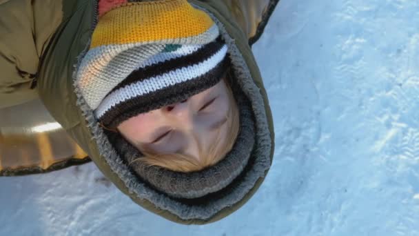 Zbliżenie Twarzy Dziecka Spacer Okresie Zimowym Cieszymy Się Wakacjami Świeżym — Wideo stockowe