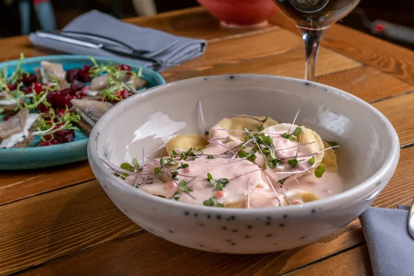 Beyaz soslu lezzetli ravioli.