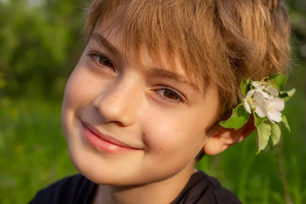 Ritratto Ragazzo Con Fiori Bianchi Sakura Tatto Bambino Felice Godendo — Foto Stock