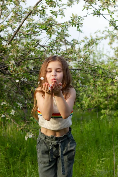 Ragazza Felice Godendo Giornata Sole Nel Parco Tra Alberi Fiori Foto Stock