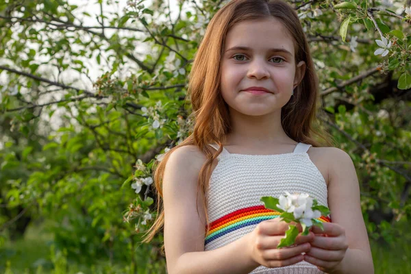 Ragazza Felice Godendo Giornata Sole Nel Parco Tra Alberi Fiori Foto Stock