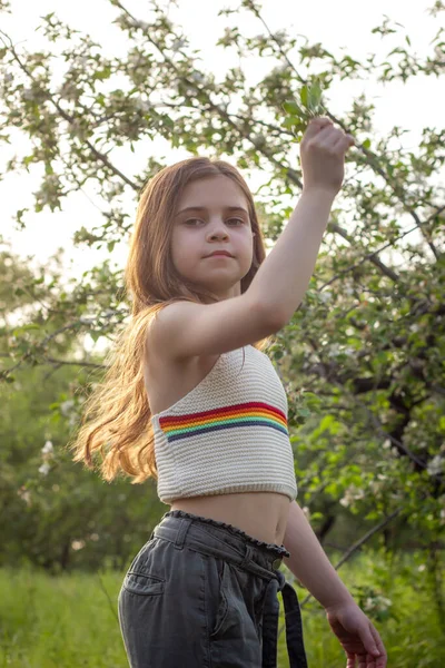 Ragazza Felice Godendo Giornata Sole Nel Parco Tra Alberi Fiori Immagine Stock