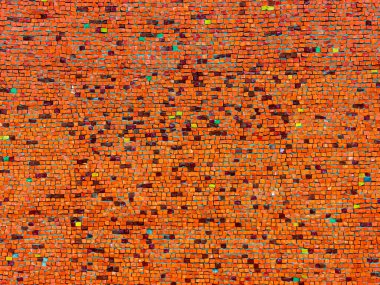 Küçük seramik turuncu mozaik. Soyut arka plan, duvardaki mozaik fayansların parlak dokusu. Metin için boşluk.