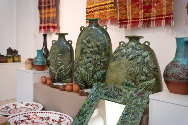 Seramik yemekler, sofra takımı ve sürahiler, pazarda satılan renkli Rus yemekleri..