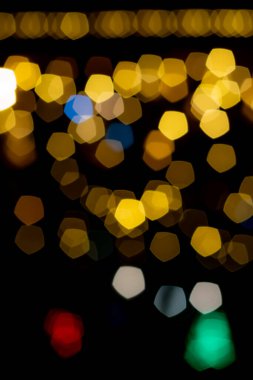 Soyut ışık bokeh arkaplan. Siyah arka planda bulanık gökkuşağı ışıkları. Tatil konsepti. Boşluğu kopyala.