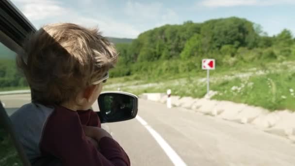 Çocuk Kafasını Ellerini Arabanın Camından Dışarı Çıkararak Dağ Yolundan Aşağı — Stok video