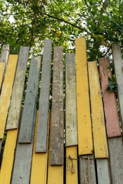 Renkli eski ahşap çitin arka plan dokusu. Renkli ahşap tahtalar, ahşap yüzey, duvar ya da zemin. Boşluğu kopyala.