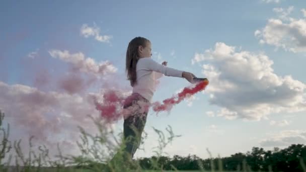 Šťastná Dívka Tančí Venku Barevným Kouřovým Granátem Při Západu Slunce — Stock video