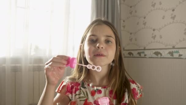 Gülümseyen Çocuk Oturma Odasında Eğleniyor Sabun Köpüğü Üflüyor Mutlu Küçük — Stok video