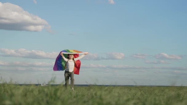 自由またはLgbtの誇りの概念のシンボル 夏には青空を背景に 虹の旗で走る少女 自由権 平等と法的結婚を誇りに思う — ストック動画