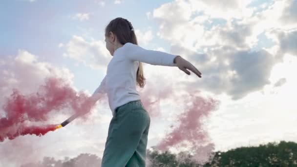 Fröhliches Mädchen Das Bei Sonnenuntergang Mit Einer Bunten Rauchgranate Freien — Stockvideo