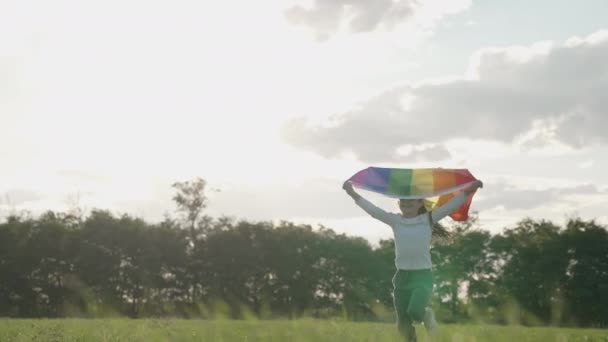 Símbolo Amor Libertad Concepto Orgullo Lgbt Chica Corriendo Con Bandera — Vídeo de stock