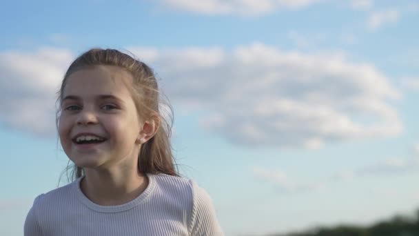Retrato Linda Niña Pequeña Sobre Fondo Cielo Azul Chica Sonriendo — Vídeos de Stock