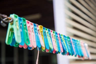 Giysi peg sıkı tutun bir kordon.