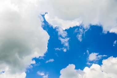 Bulutlar ve mavi gökyüzü 