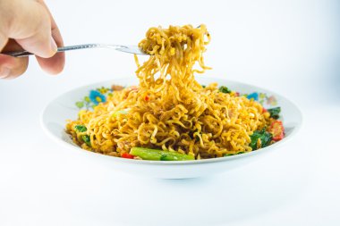 Beyaz arka plan üzerinde kızarmış noodle.