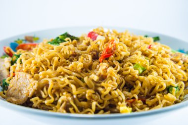 Beyaz arka plan üzerinde kızarmış noodle.