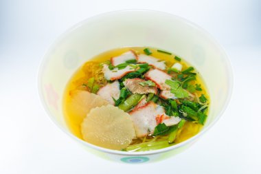 beyaz zemin üzerine erişte.