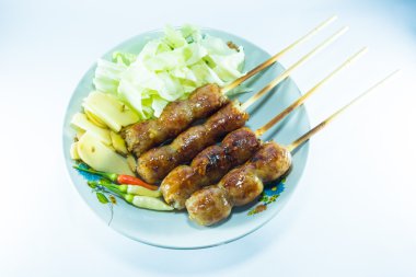 beyaz arkaplanda sosis