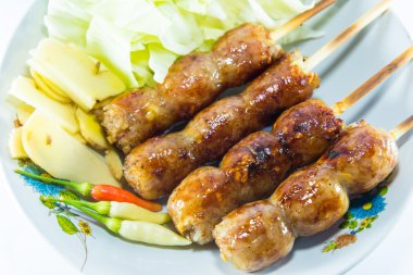 beyaz arkaplanda sosis