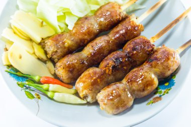 beyaz arkaplanda sosis