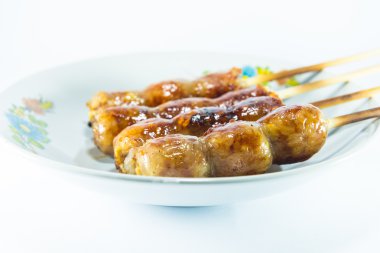 beyaz arkaplanda sosis