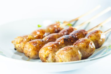 beyaz arkaplanda sosis