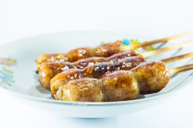 beyaz arkaplanda sosis