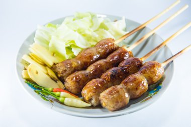 beyaz arkaplanda sosis